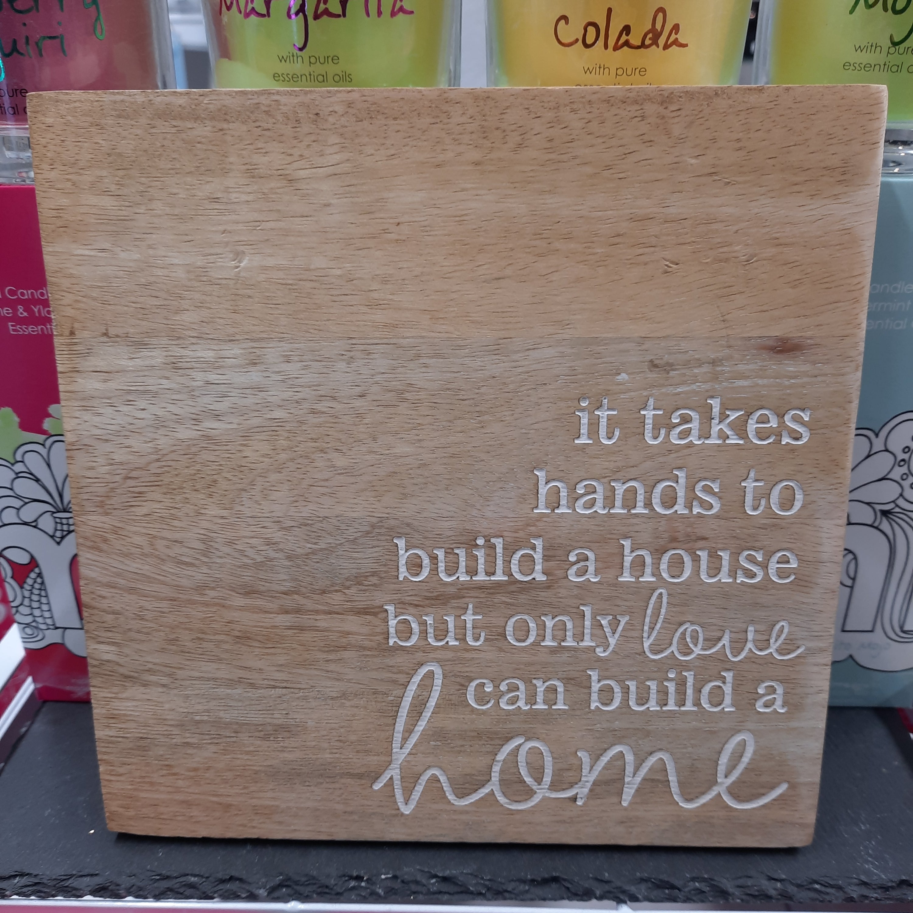 Love Builds a Home Sign – Hometrends UK